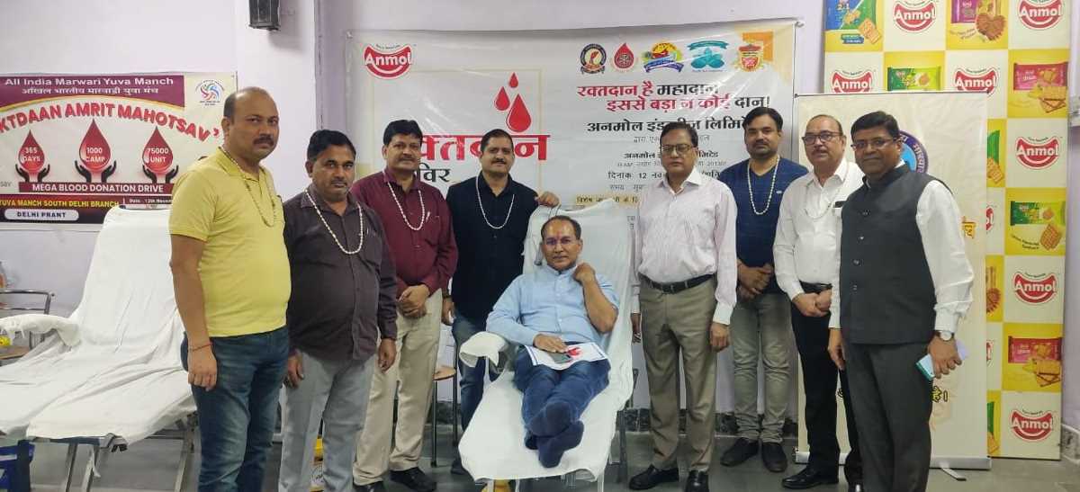 रक्तदान शिविर में कॉलेज के विद्यार्थियों के साथ उद्यमियों ने लिया हिस्सा